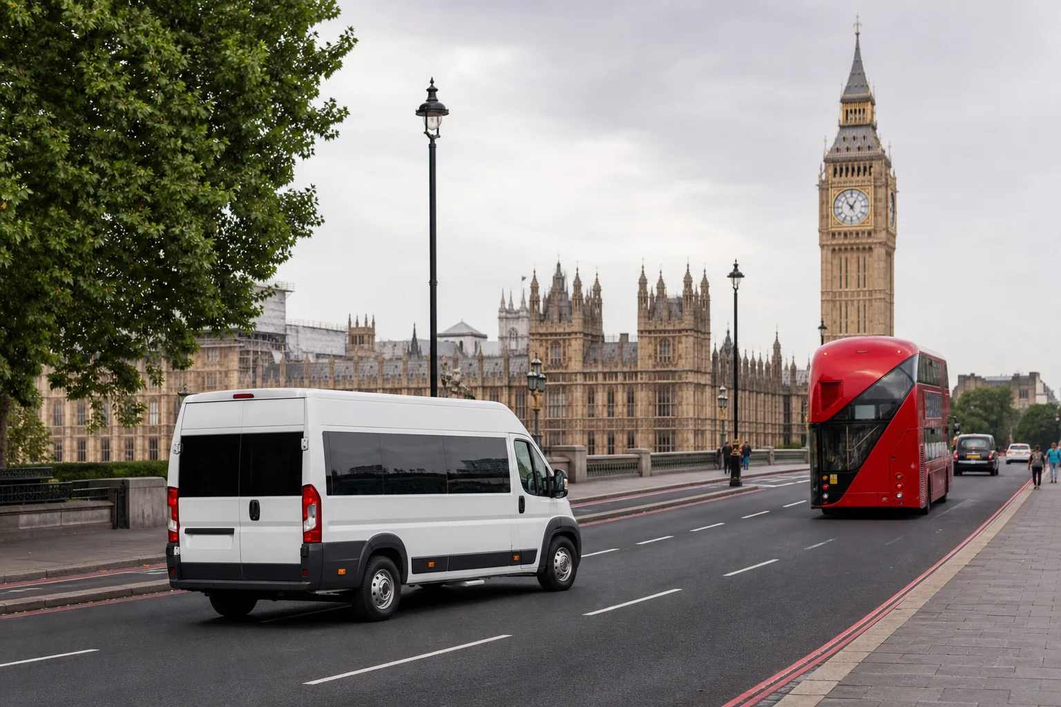 Bus na trasie w centrum Londynu